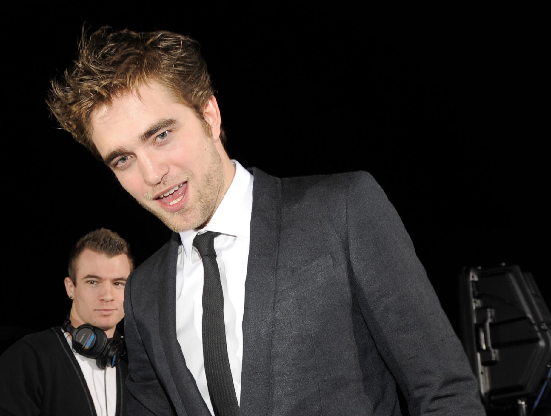 Robert Pattinson, attualmente a Berlino per promuovere il suo ultimo film Bel Ami, è stato sorpreso a divertirsi nel famoso KitKat Club