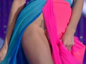 Ebbene sì, stasera in scena anche la farfalla intima di Belen Rodriguez a deliziare gli italiani davanti alla tv per il Festival. Il tormentone è già in voga su twitter: mutanda sì o no?