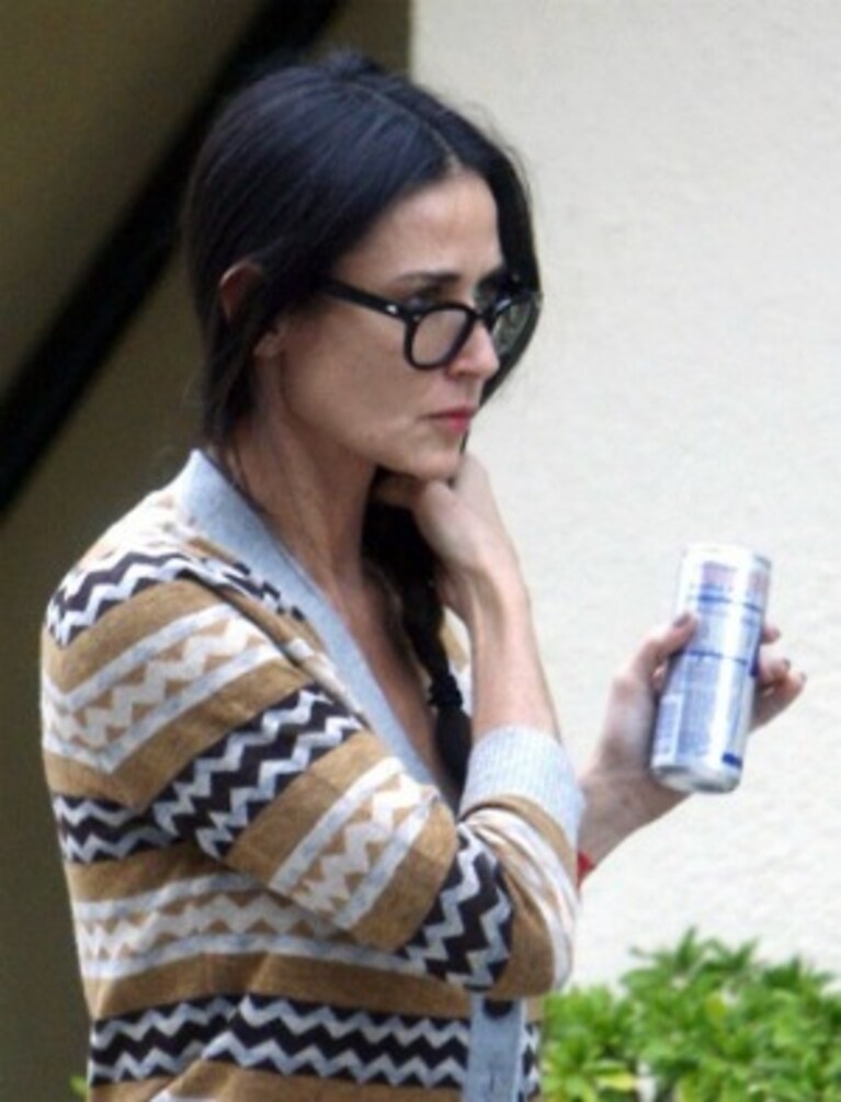 demi moore con la lattina di bibita energetica