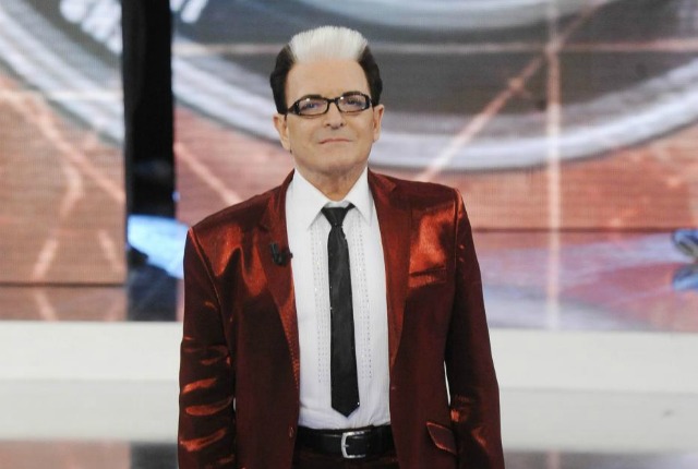 Le accuse gli sono valse l'abbandono dell'Isola dei Famosi 2012, della quale secondo lui sarebbe stato vincitore. Malgioglio non ci sta, e denuncia Apicella per averlo chiamato "ricchione"