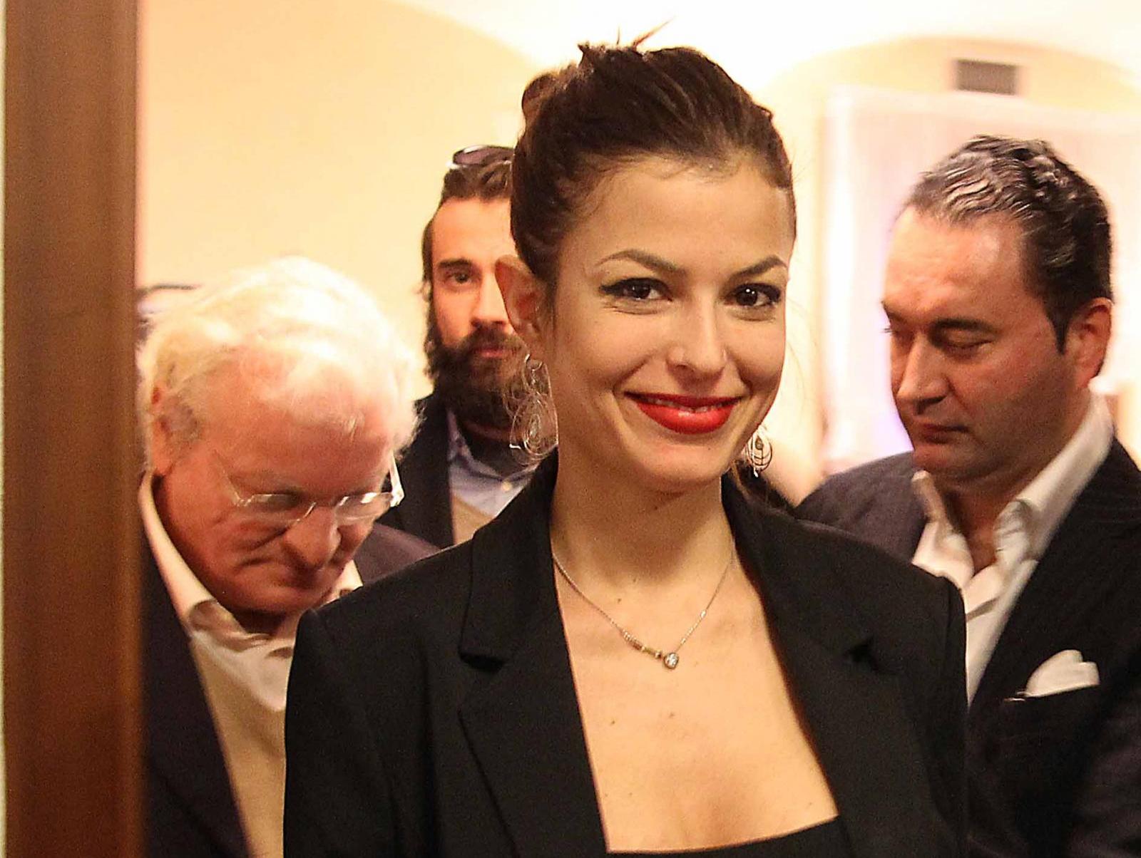 Ancora nuda accanto ad Alfonso Luigi Marra, Sara Tommasi conquista il primo posto all’interno della nostra classifica del gossip