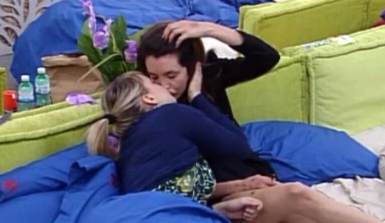 il bacio tra ilenia e gaia gf 12