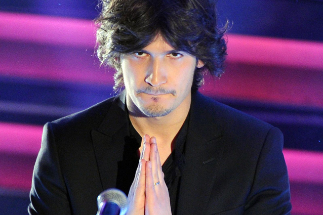 L'uno di fronte all'altro: a cantare, a comprendersi. Lucio Dalla è stato una guida, umana ed artistica, per Pierdavide Carone, che racconta il suo dolore per la morte del suo maestro.