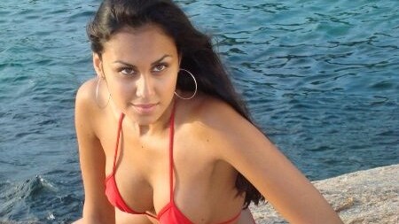 La bella Dani Samvis, modella ed ex fidanzata di Paolo Berlusconi, è stata beccata tra le braccia del playboy Simone Rugiati