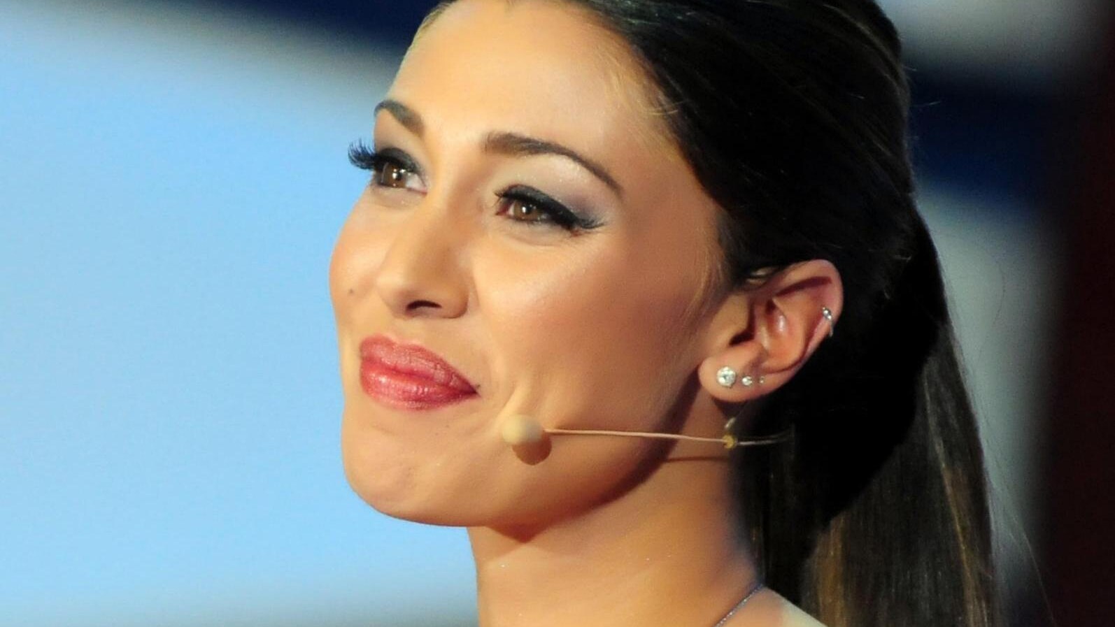 La super sexy Belen Rodriguez, star di Amici 11, continua a tenersi stretto il fidanzato Fabrizio Corona