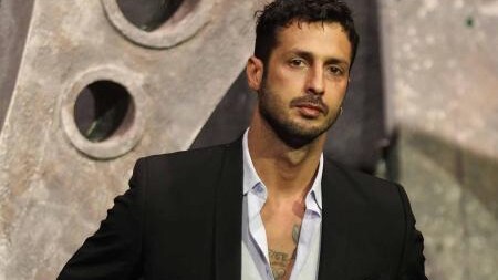 Intervistato da Rtl 102.5, Fabrizio Corona racconta la sua versione dei fatti circa la querelle che l’ha visto contrapposto a Le Iene
