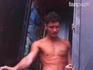 La voce si è sparsa rapidamente su Facebook, Belen Rodriguez e Stefano De Martino sono in città e tutti sono scesi in strada per aspettarli. C'eravamo anche noi di Gossip Fanpage, che siamo riusciti a filmare e fotografare la coppia del gossip.