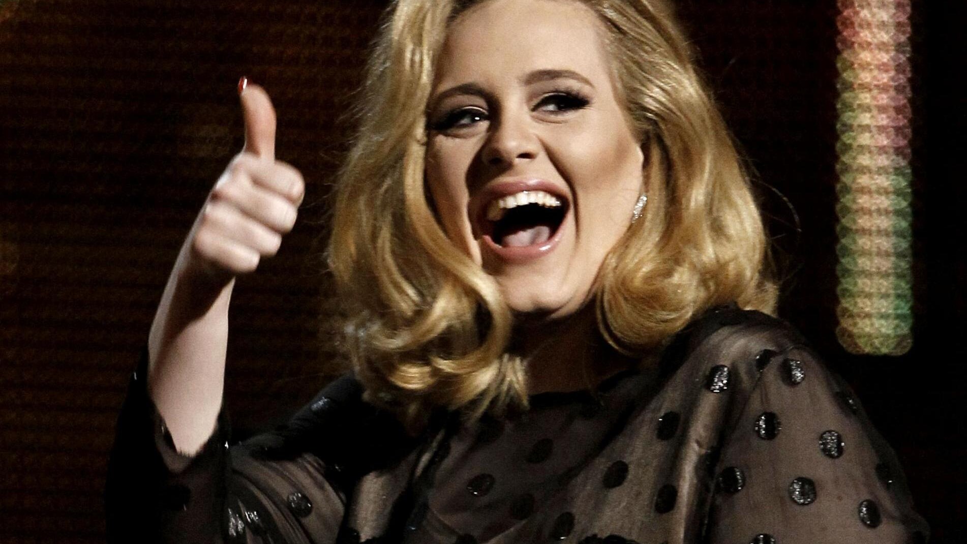 La cantante Adele ha appena annunciato il lieto evento: grazie al compagno Simon Konecki, diventerà mamma per la prima volta