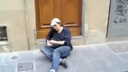 Sta suscitando parecchio scalpore il video che mostra l’attore comico Massimo Ceccherini in condizioni disastrose
