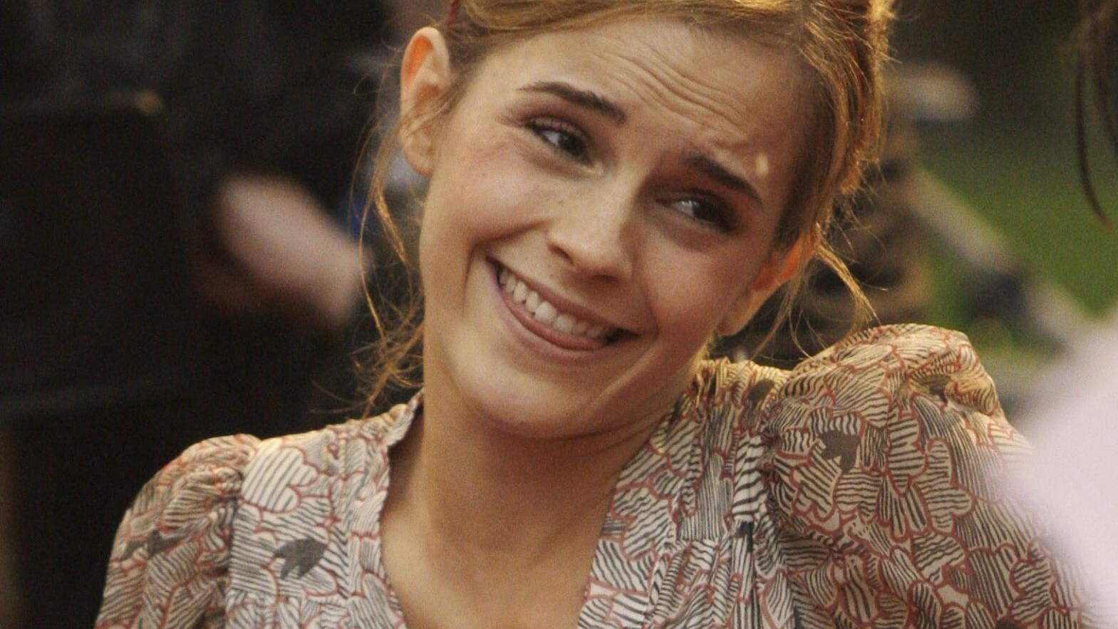 Stramba scelta quella dell’attrice Emma Watson che ha deciso di colorare di rosa il suo cagnolino, provocando centinaia di proteste da parte degli animalisti