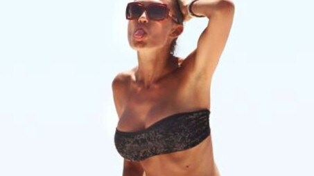 Il consigliere comunale Nicole Minetti strega il litorale di Rimini con un bikini giallo sole attraverso il quale esibisce una forma invidiabile