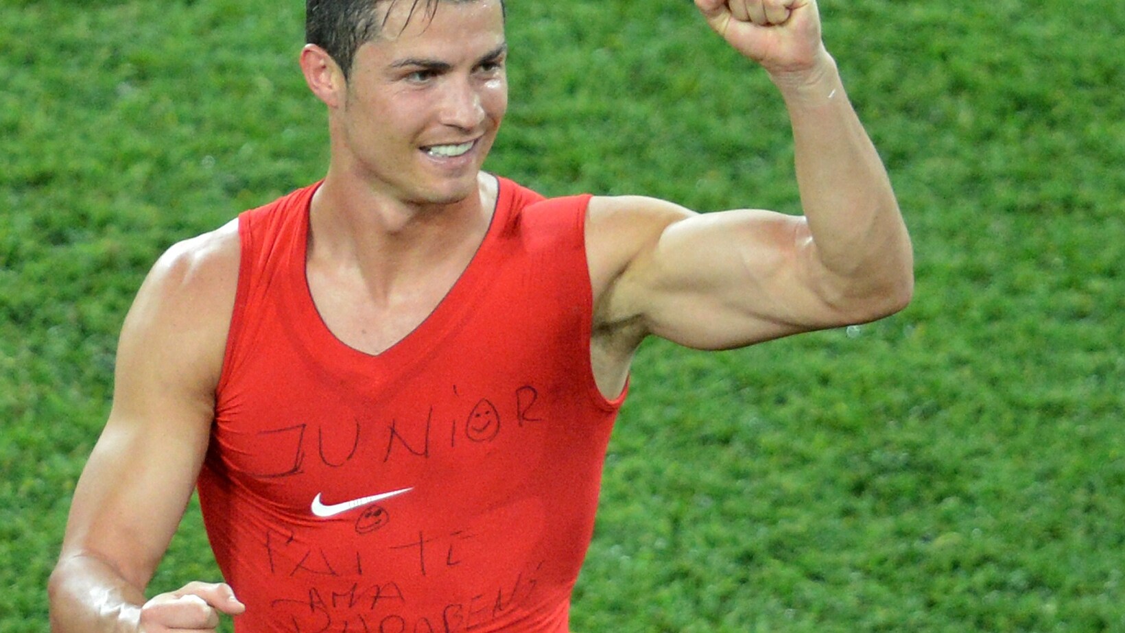 Il calciatore Cristiano Ronaldo dimentica per un attimo la fidanzata Irina Shayk per concentrarsi su suo figlio
