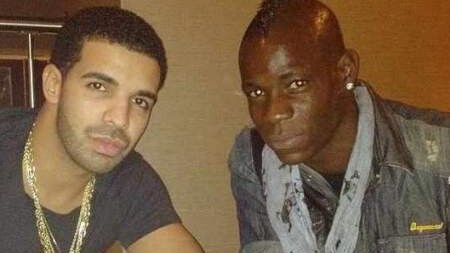 Mentre Mario Balotelli svela il mistero legato alla musica che ascolta in genere nelle cuffie che sfoggia a bordo campo