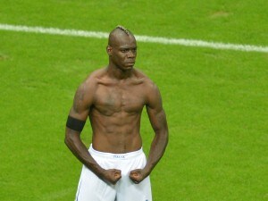 Trascina l'Italia in finale, mostra quei muscoli marmorei e abbraccia la madre commosso, ma che cosa vogliamo più da Mario Balotelli?