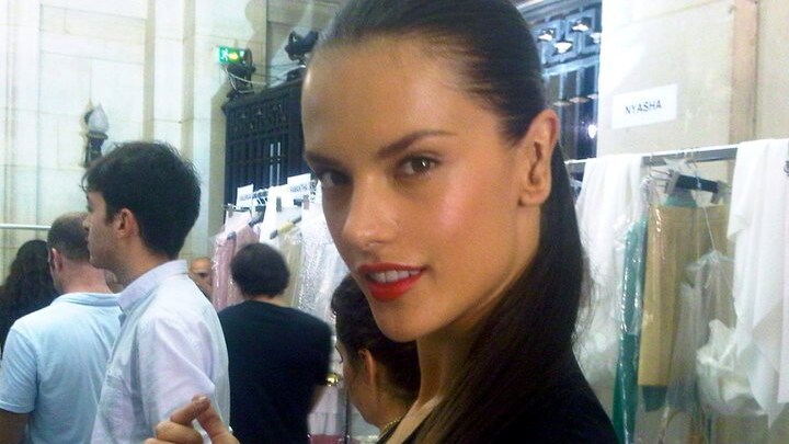 La tendenza a voler dipingere i propri cani contagia anche la super top model Alessandra Ambrosio che, come già fece Emma Watson qualche giorno fa