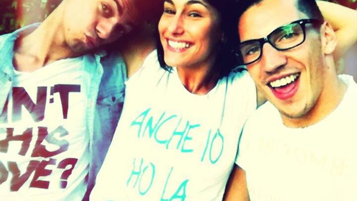 Prende in giro Belen Rodriguez la ballerina Giulia Pauselli che mostra orgogliosa su Facebook la sua nuova t-shirt