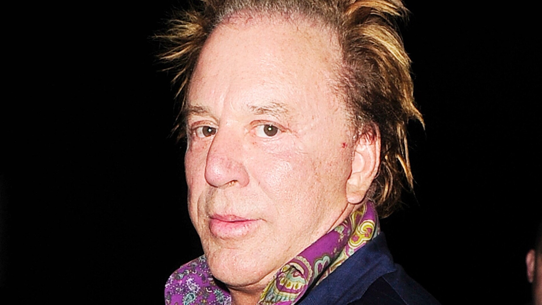 Acquista punti in carattere l'attore Mickey Rourke che, con la sua nuova e stravagante acconciatura