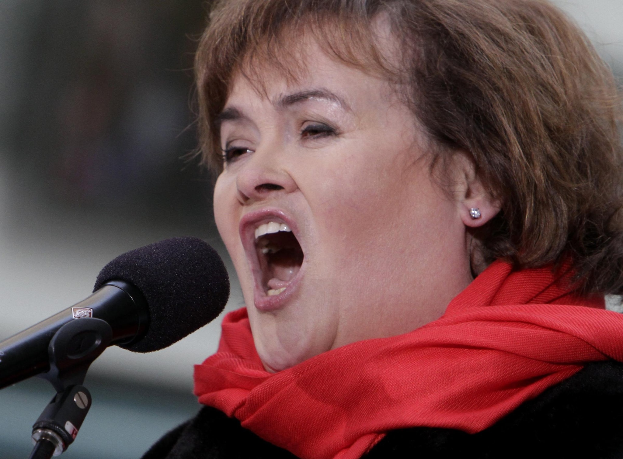 I vicini di Susan Boyle non ne possono più di ascoltare i suoi gorgheggi e hanno deciso di denunciare la cantante britannica alla corte locale per disturbo alla quiete