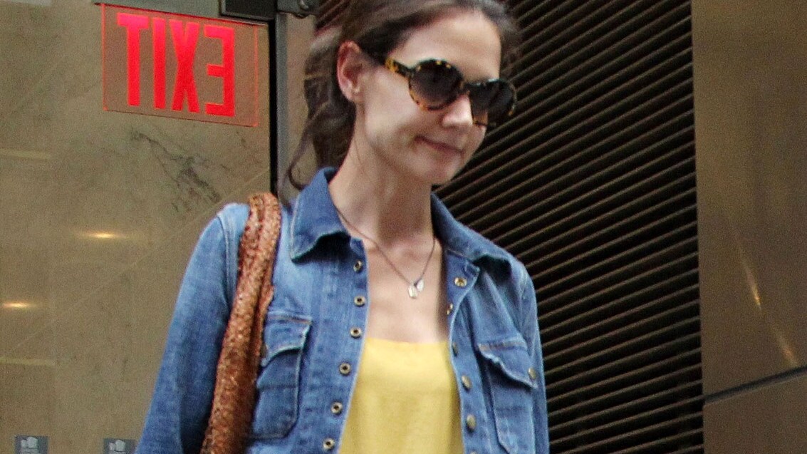 Non si lascia abbattere dal divorzio con Tom Cruise l'attrice Katie Holmes che, insieme alla piccola Suri, comincia a organizzare la sua vita di mamma single