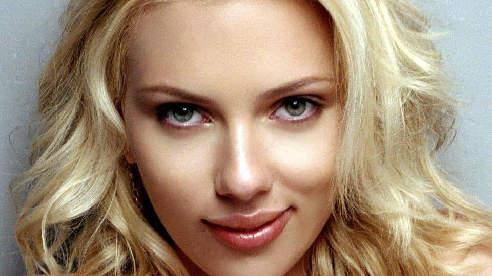 In barca insieme al suo bodyguard, l’attrice Scarlett Johansson si lascia andare alla passione e, credendo di non essere ripresa, riserva le sue attenzioni al suo nuovo bodyguard
