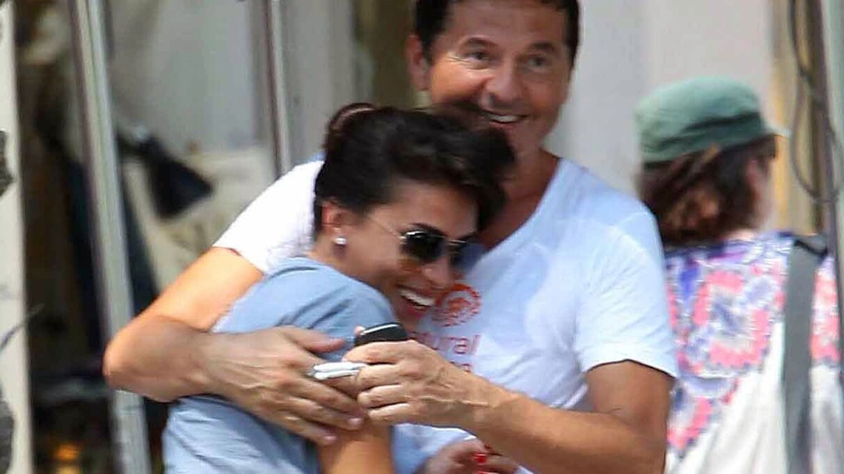 Il conduttore Mediaset è stato beccato nuovamente in vacanza a Miami