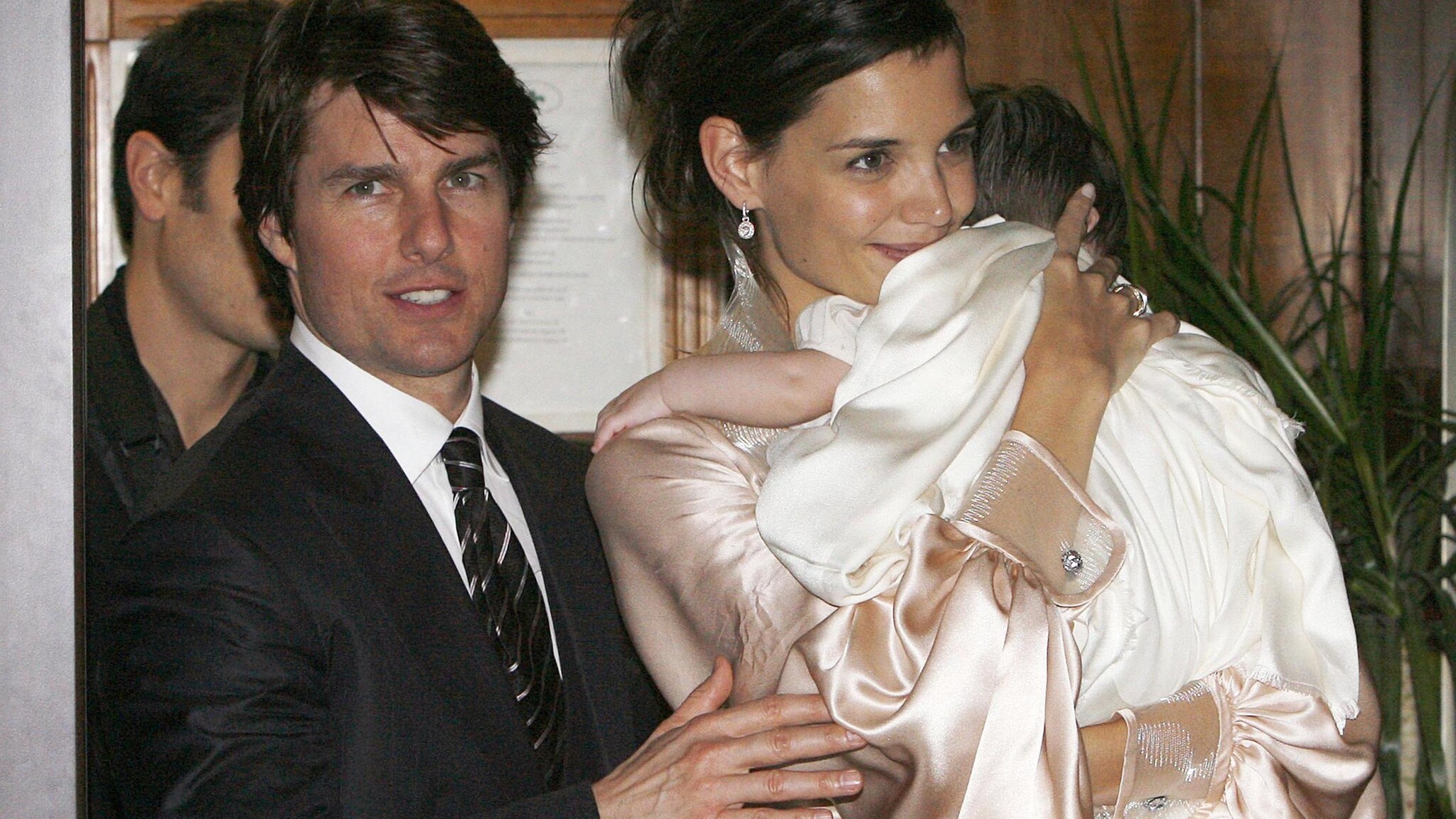 Con la decisione di Katie Holmes di lasciarlo, Tom Cruise è entrato in crisi. Troppa, infatti, è la paura di perdere la sua bambina, la piccola Suri