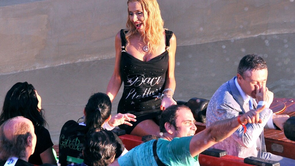 Valeria Marini mostra gli slip durante una discesa "mozzafiato" sullo Yucatan, un'attrazione del nuovo parco di divertimenti Magicland.