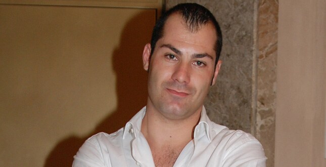 Riccardo Bossi, figlio maggiore del famoso "Senatur" e fratello del ben più conosciuto Renzo, riappare a Formentera in compagnia di una nuova, sexy fidanzata.