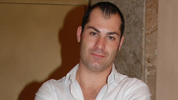 Riccardo Bossi, figlio maggiore del famoso "Senatur" e fratello del ben più conosciuto Renzo, riappare a Formentera in compagnia di una nuova, sexy fidanzata.