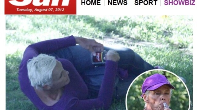 E' allarme per l'attrice Brigitte Nielsen, fotografata alle prese con vodka, sigarette e colluttorio in un parco pubblico a Los Angeles
