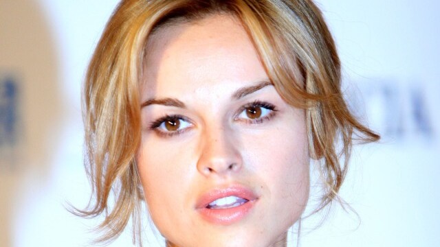 Divisa a metà tra il ricordo dell'uomo che ha amato e quello che le ha restituito la voglia di lottare, Kasia Smutniak racconta la sua nuova vita