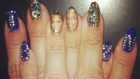 Questa volta, la cantante Beyoncè Knowles ha voluto proprio strafare. In che modo? Dedicando al marito le unghie di entrambe le mani