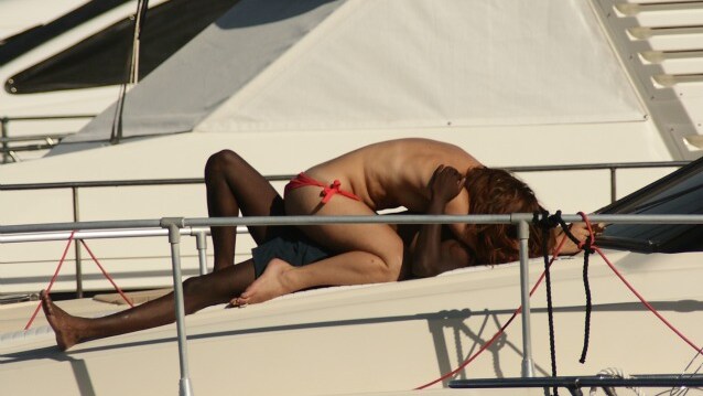 Foto inequivocabili tra la manager dei vip e l'ex gieffino Kiran Maccali. Vacanza in barca a Porto Cervo con baci ed effusioni ad alta temperatura.