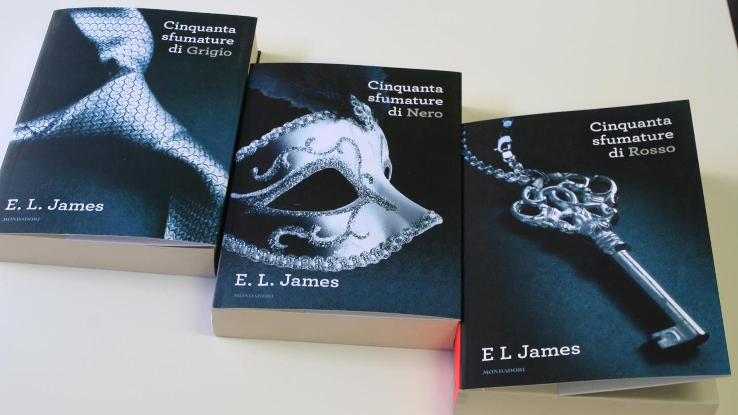 Non si placa la bufera sulla trilogia di E.L. James Cinquanta Sfumature, salutato come il caso letterario dell'anno