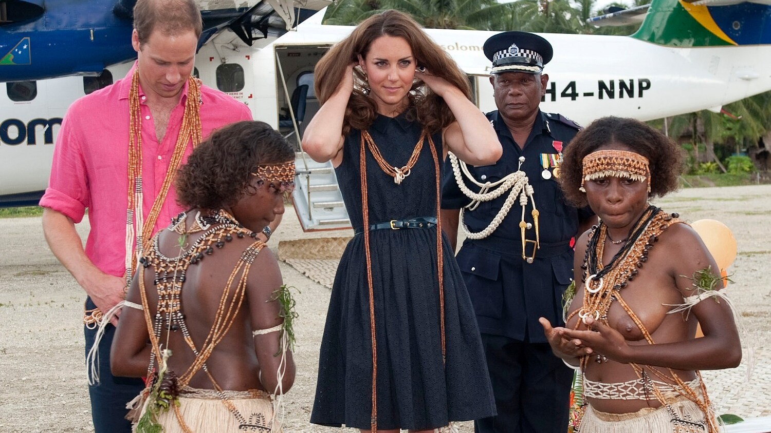 Una singolare accoglienza è stata riservata a Kate Middleton dalle donne dell'Isola di Salomon