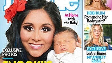 A circa dieci giorni dal parto, Nicole Polizzi - la Snooki di Jersey Shore - presenta al mondo il piccolo Lorenzo