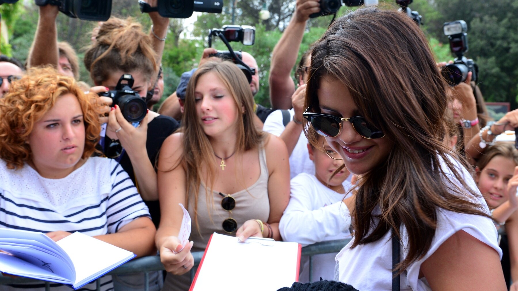 Selena Gomez diventa Regina d'Italia per un giorno grazie ai fan raccolti su Twitter