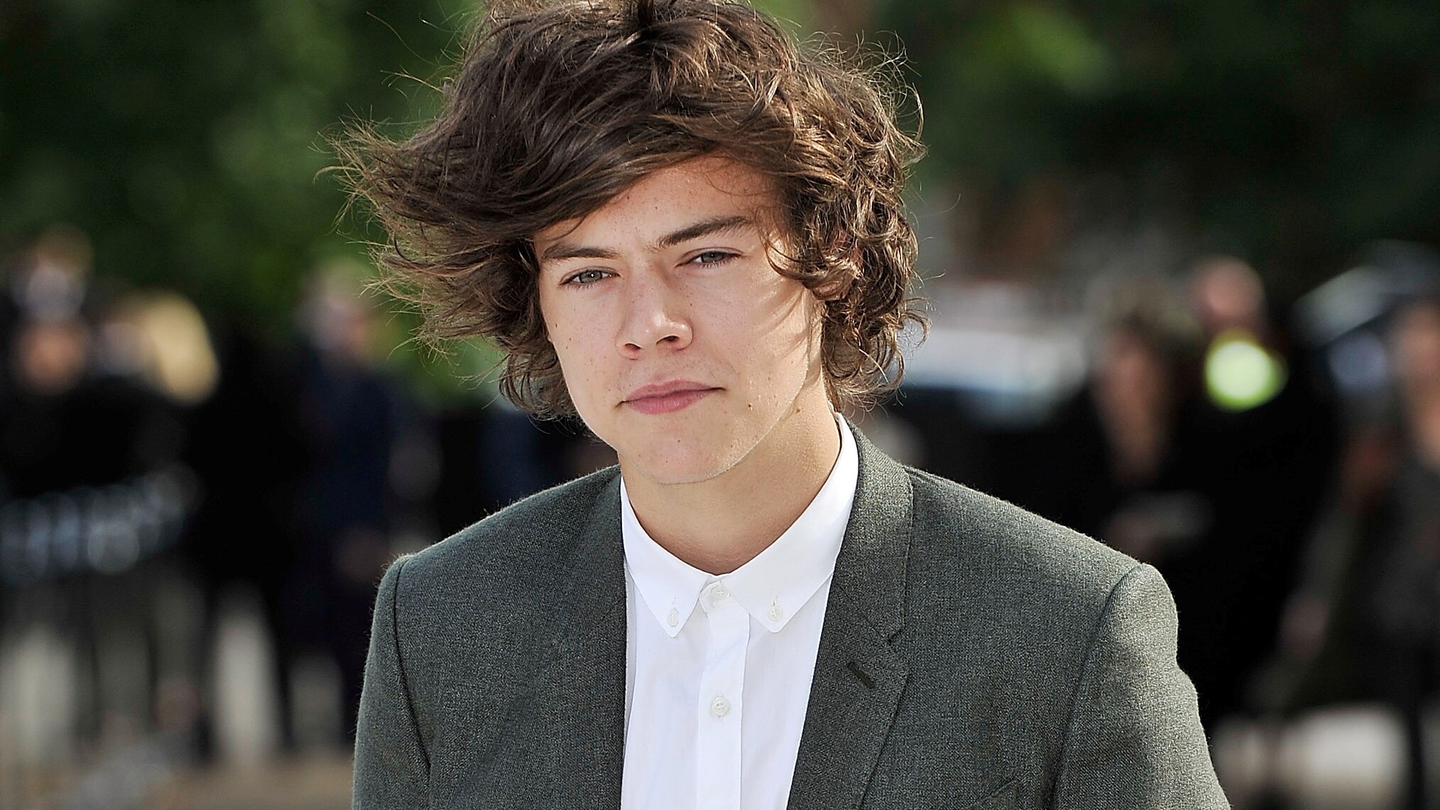 Si difende Harry Styles di fronte a chi lo accusa di essere un latin lover con la passione per le donne mature.