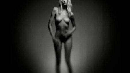 Continua a inseguire il filone erotico - musicale la 19enne Taylor Momsen