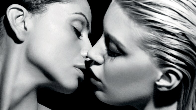E' un servizio molto forte quello delle Donne che amano le Donne pubblicato sul numero 40 di Playboy Italia