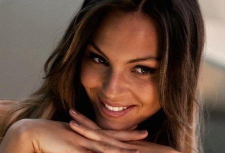 E' o non è la fidanzata di Fabrizio Corona? Sarah Nile rinnega tale appellativo e nell'intervista a Fanpage.it