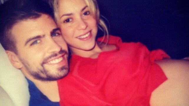 La cantante Shakira e il fidanzato Gerard Piquè pubblicano orgogliosi la foto del pancione