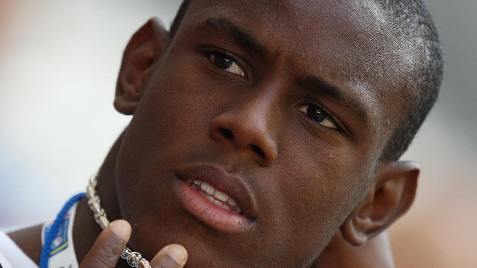 Non c'è pace per Mario Balotelli che pare sia riuscito a trasmettere la carica da bad boy anche al fratello Enock Barwuah