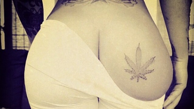 Riri ha superato se stessa con uno scatto su Instagram che sta facendo impazzire il web. Ha messo in primo piano il suo sedere per mostrare a tutti il suo nuovo tatuaggio, una foglia di mariujana sulla natica.