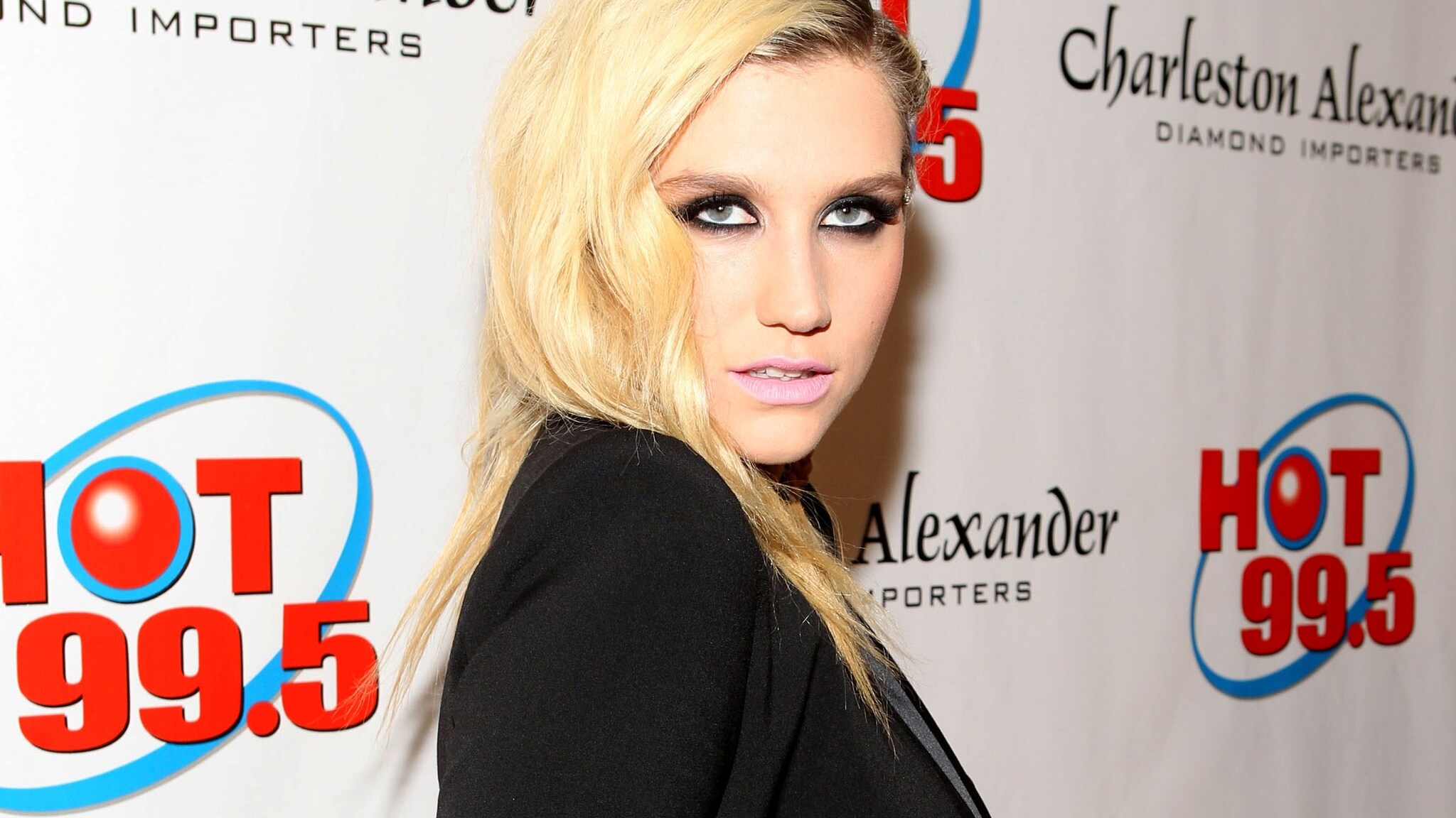 Dice di essere bisessuale la cantante Ke$ha che ammette di non essere interessata esclusivamente agli uomini.