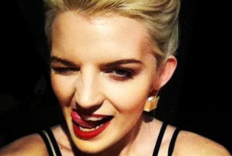 ella da mozzare il fiato e sempre più sfrontata, la cugina di Kate, Katrina Darling posa nuovamente nuda