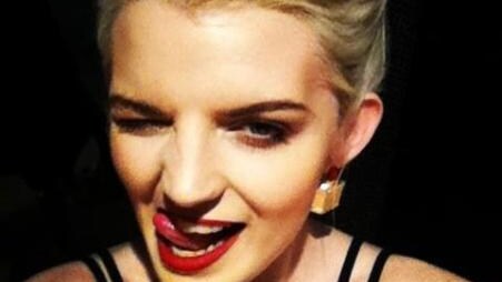 ella da mozzare il fiato e sempre più sfrontata, la cugina di Kate, Katrina Darling posa nuovamente nuda