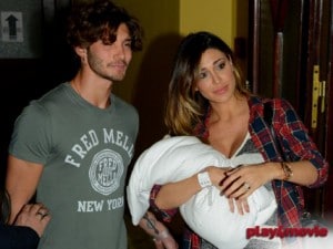 Belen e stefano de martino fuori la clinica
