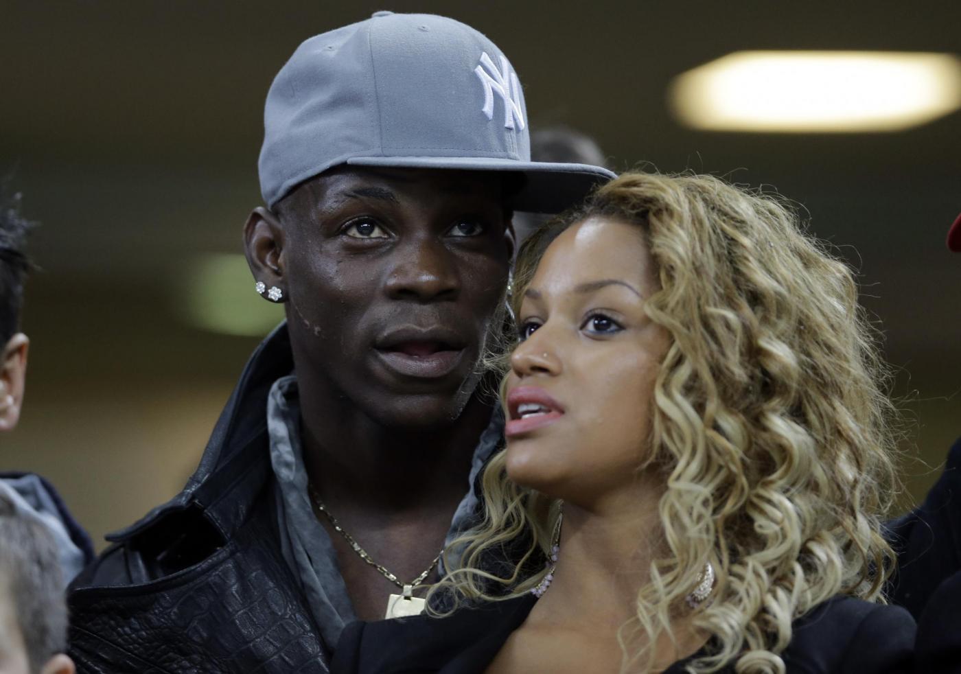 SuperMario ha subito smentito, dal suo profilo ufficiale twitter, le voci sul suo presunto matrimonio: &quot;Vorrei proprio sapere chi è il cogl... che mette in giro queste voci!.