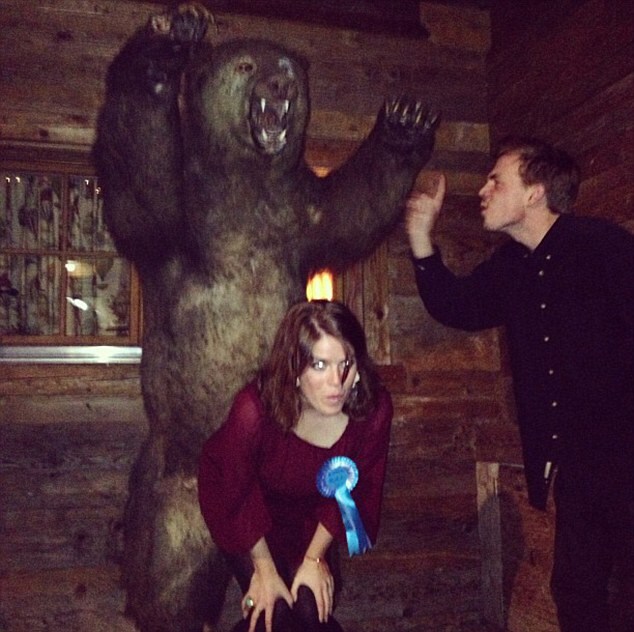 Eugenie di York fa il twerk ad un orso